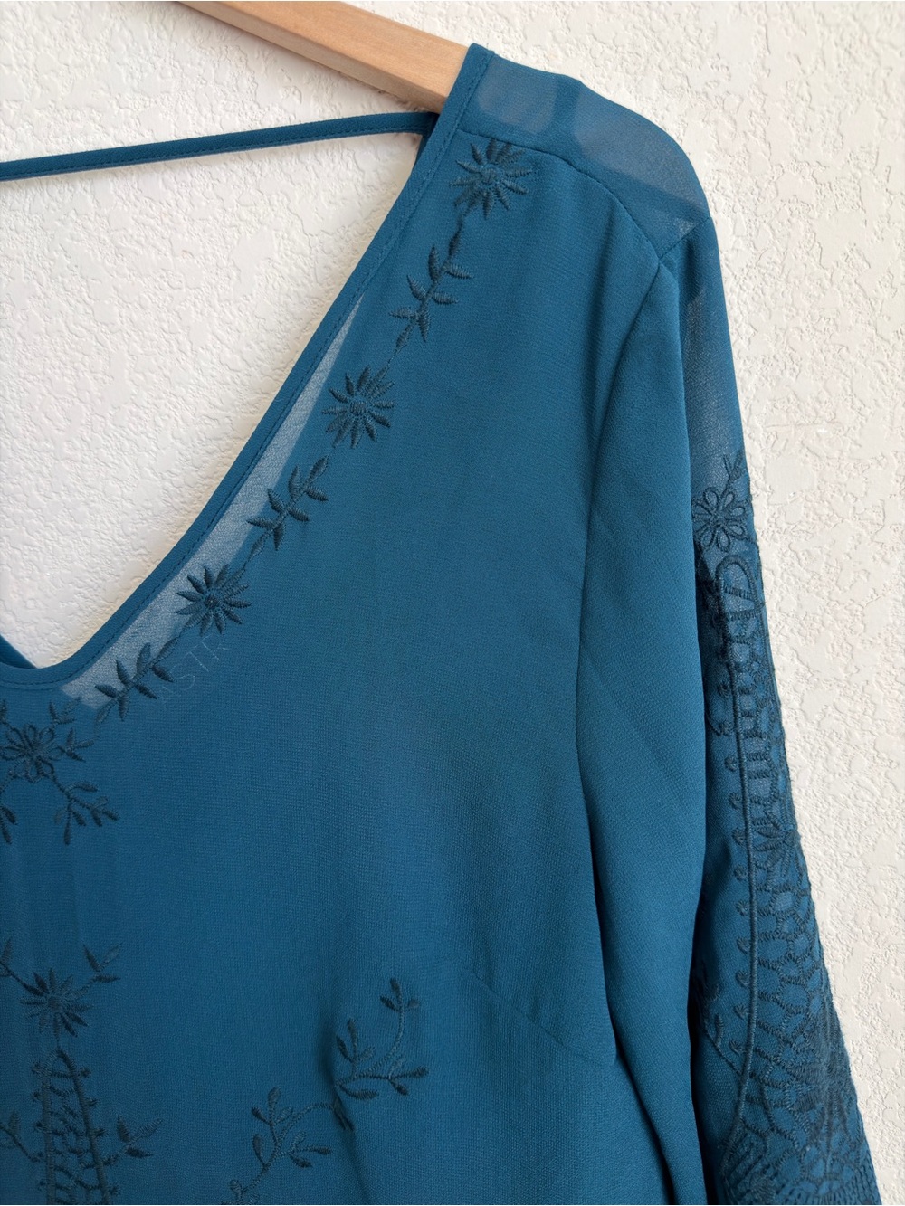 ASTR Embroidered Tonal Shift Mini Dress Large Teal V Neck Open Back 3/4 Sleeve - Picture 7 of 16